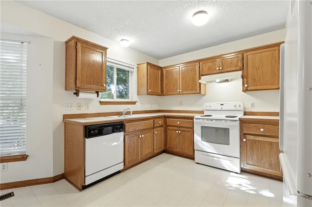 Photo 11 of 34 - 1404 Stonecrest Drive