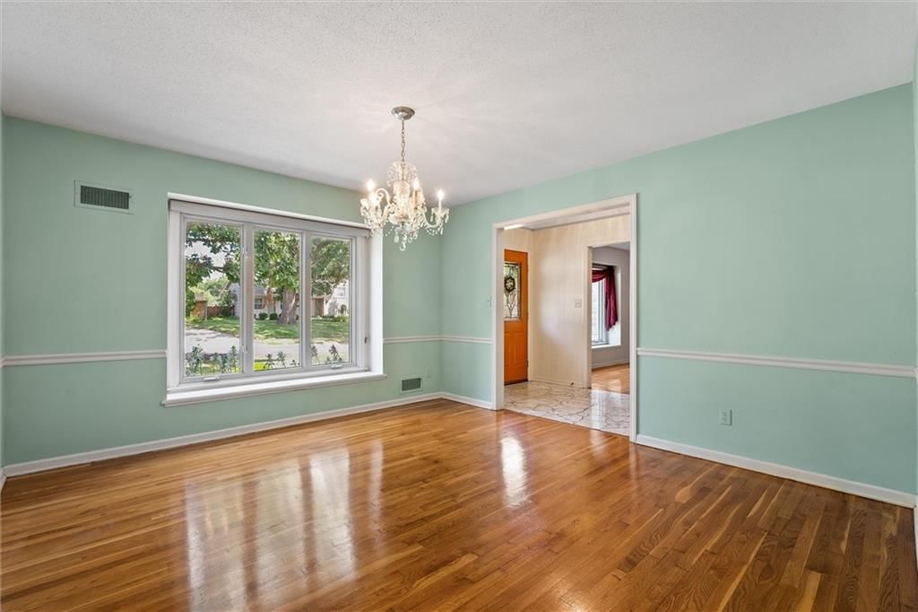 Photo 6 of 49 - 9405 W 106 Street