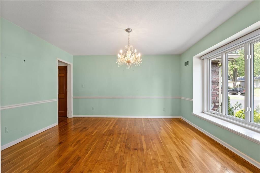 Photo 7 of 49 - 9405 W 106 Street
