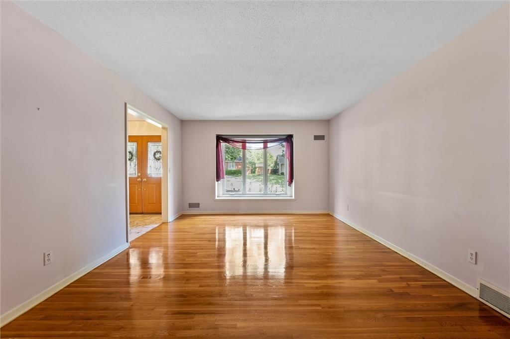 Photo 9 of 49 - 9405 W 106 Street