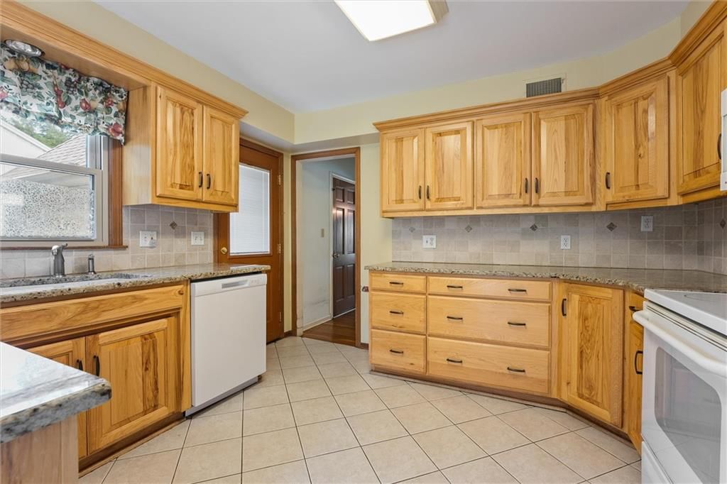 Photo 15 of 49 - 9405 W 106 Street