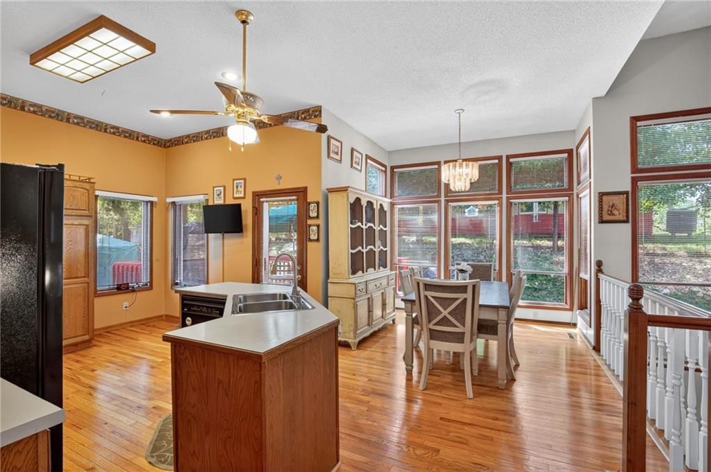 Photo 6 of 31 - 7340 N Rhode Avenue