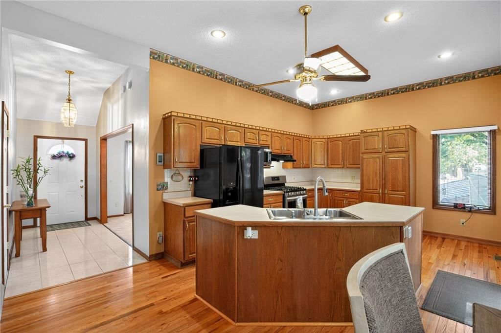 Photo 7 of 31 - 7340 N Rhode Avenue