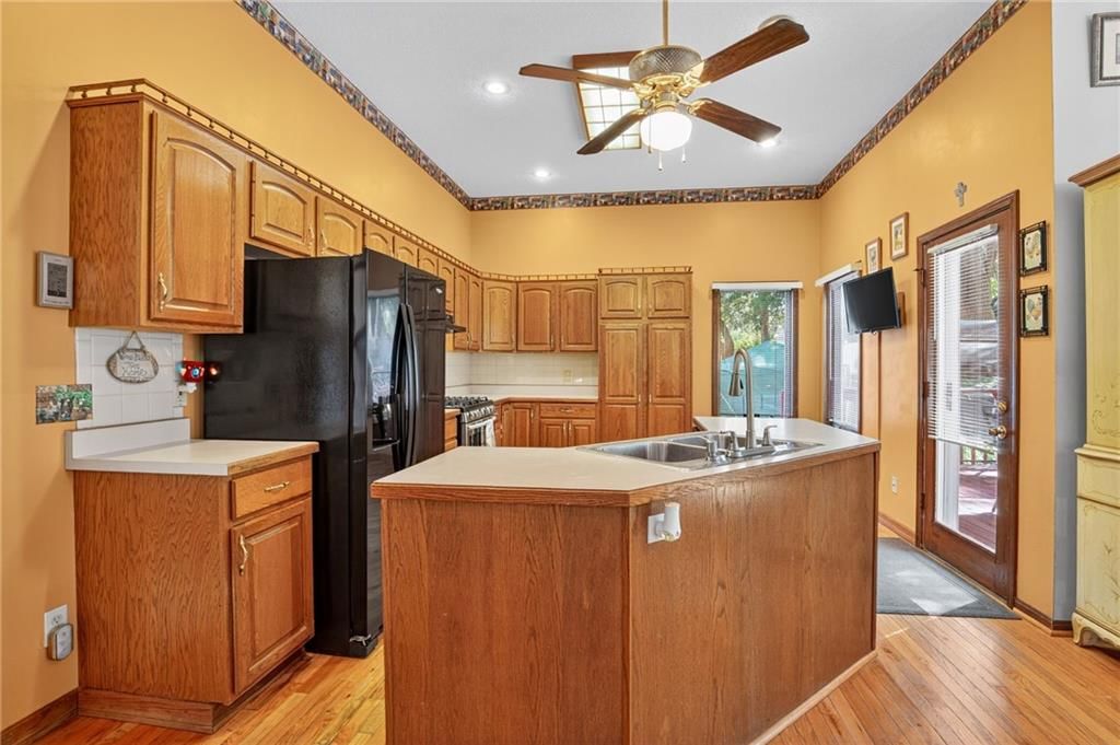 Photo 8 of 31 - 7340 N Rhode Avenue