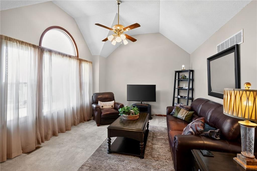 Photo 11 of 31 - 7340 N Rhode Avenue