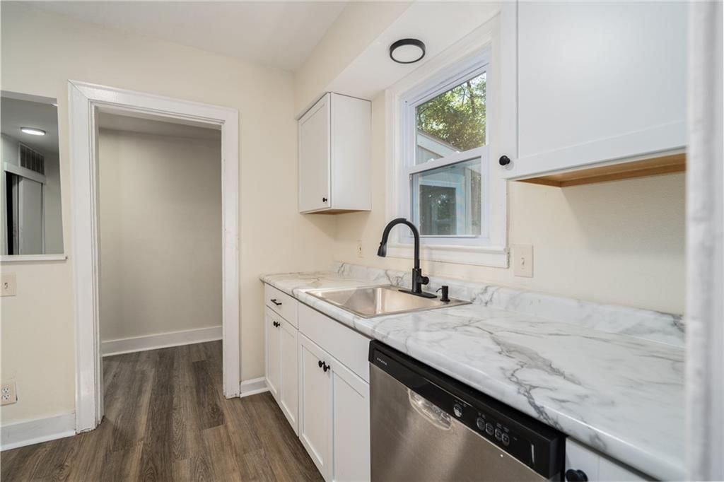 Photo 10 of 29 - 1612 W 5th Street