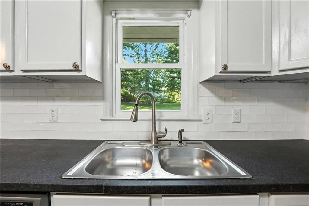 Photo 11 of 46 - 7002 NW 72nd Terrace