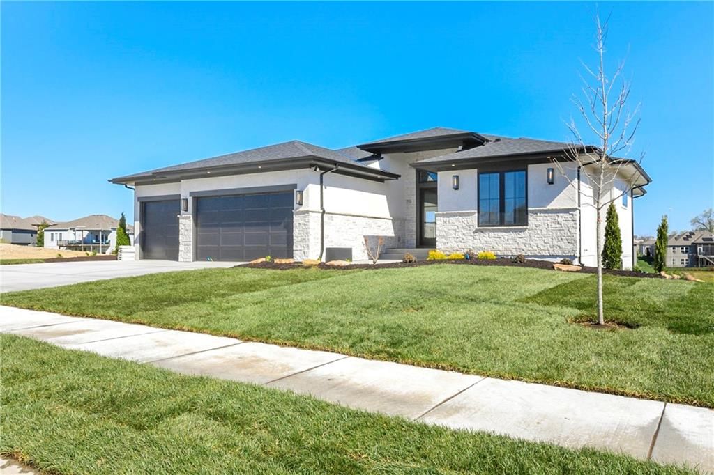 3925 SW Flintrock Drive, Lee's Summit, MO