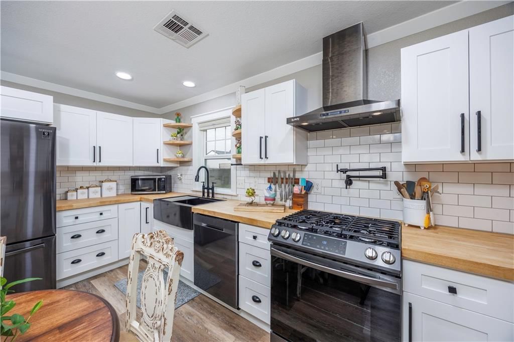 Photo 5 of 29 - 814 Trumbo Street