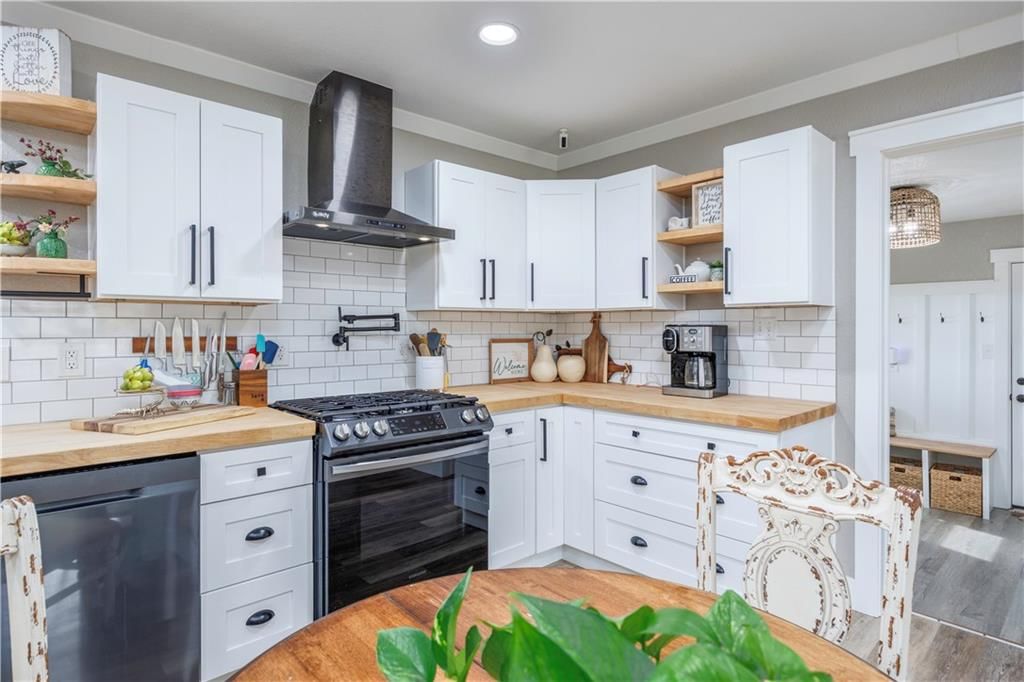 Photo 6 of 29 - 814 Trumbo Street
