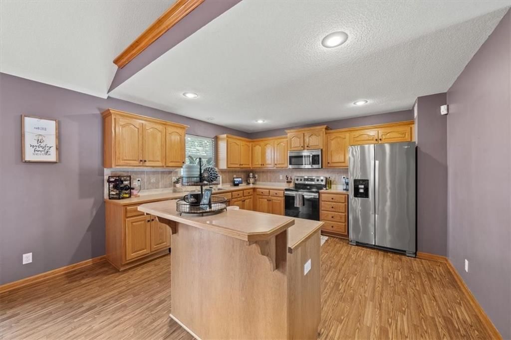 Photo 6 of 27 - 1548 S 105th Court