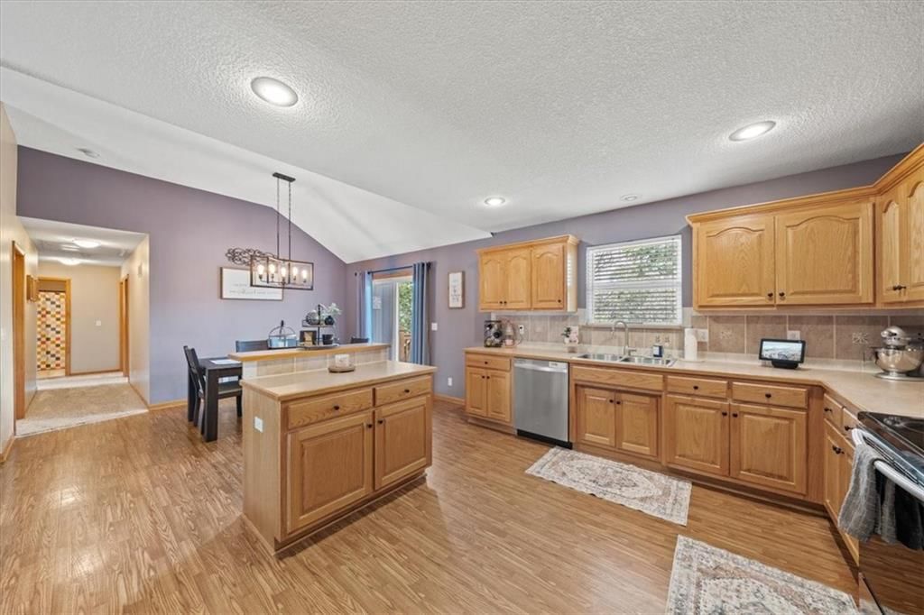 Photo 10 of 27 - 1548 S 105th Court