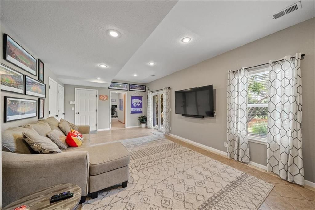 Photo 18 of 27 - 1548 S 105th Court