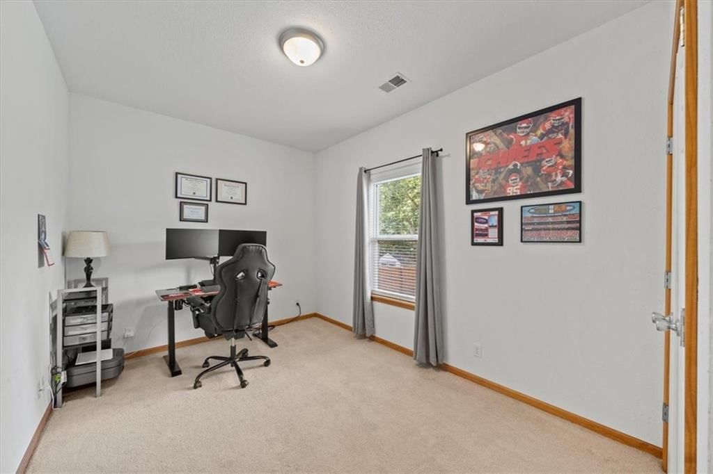 Photo 19 of 27 - 1548 S 105th Court