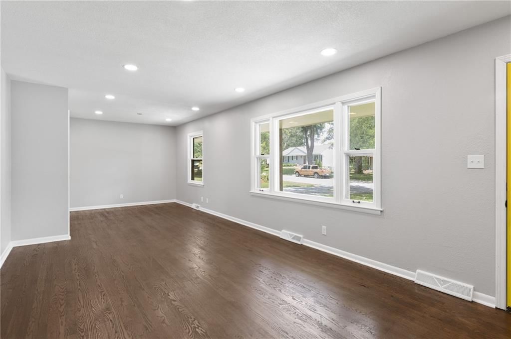 Photo 4 of 39 - 4234 N Cypress Avenue