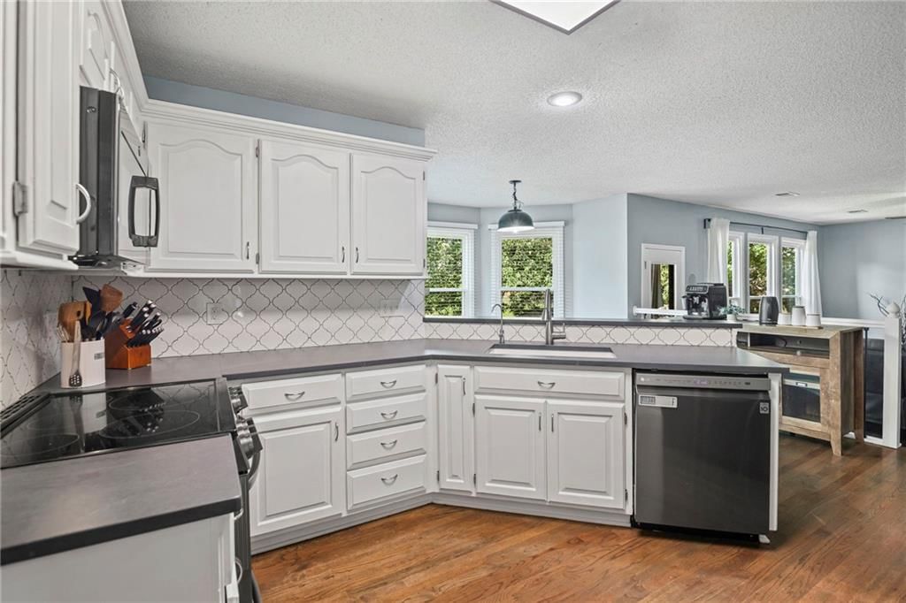 Photo 9 of 42 - 12496 S Shannan Circle