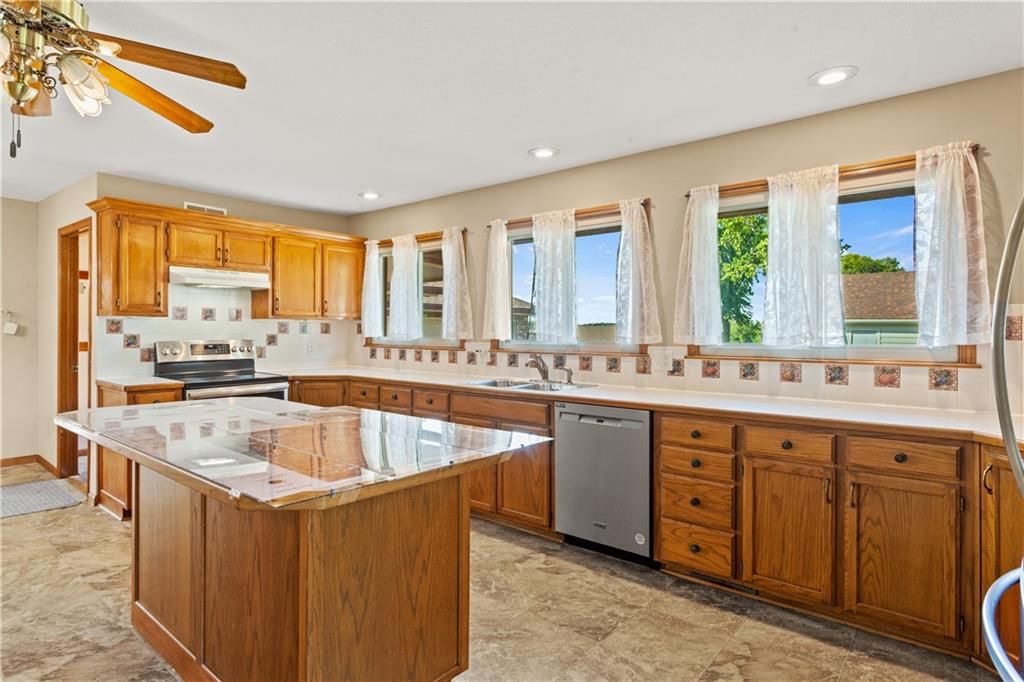822 Dickinson Road — photo 35