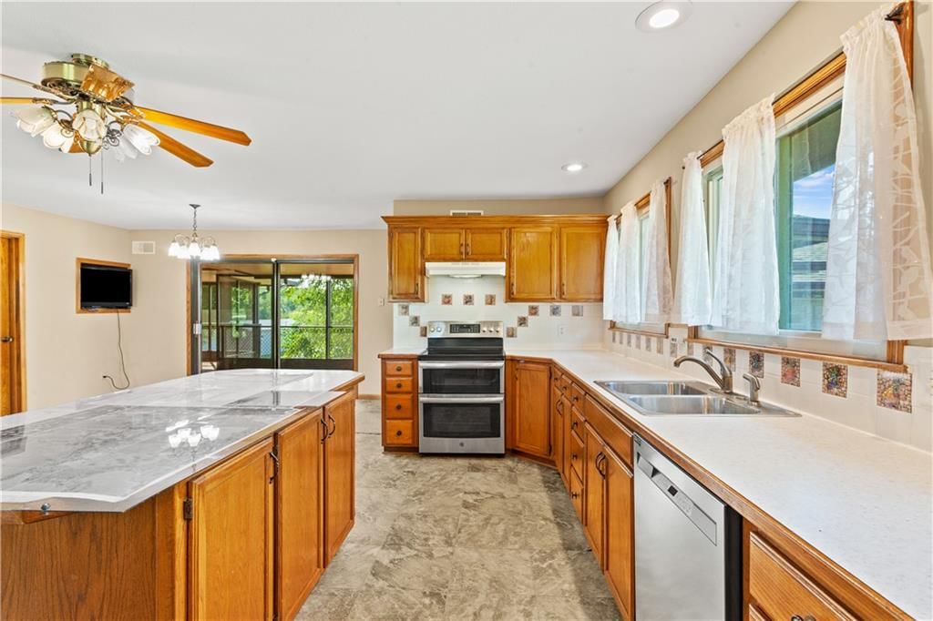 822 Dickinson Road — photo 36