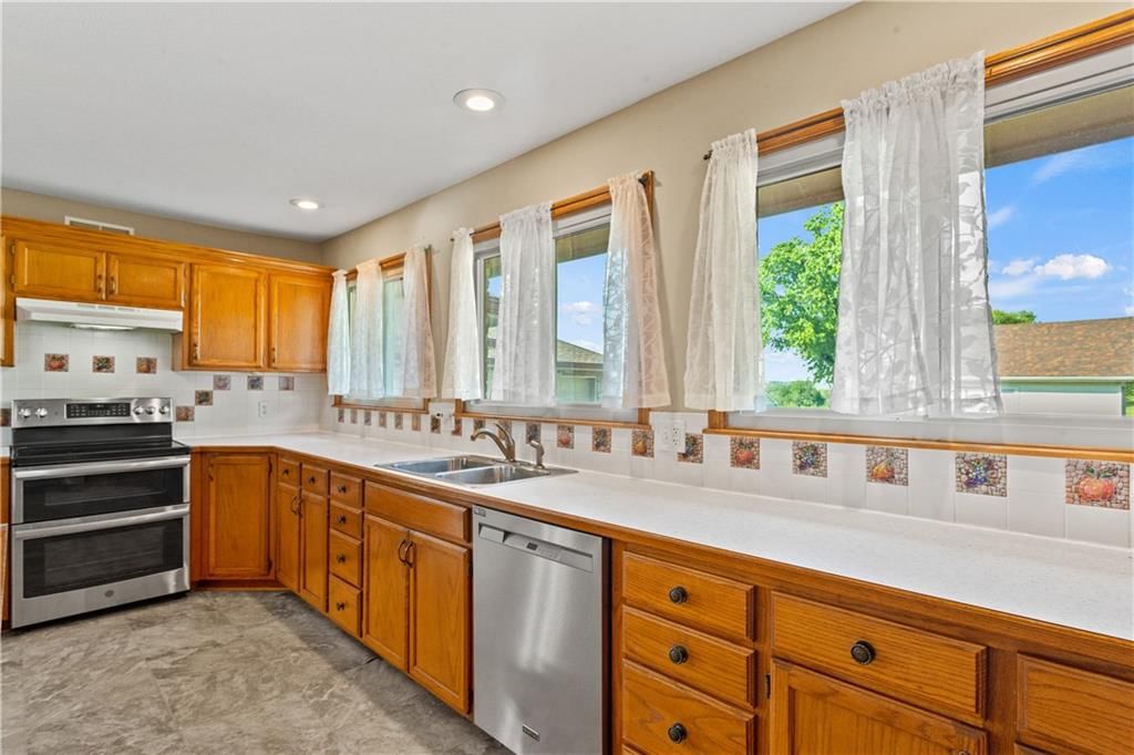 822 Dickinson Road — photo 37