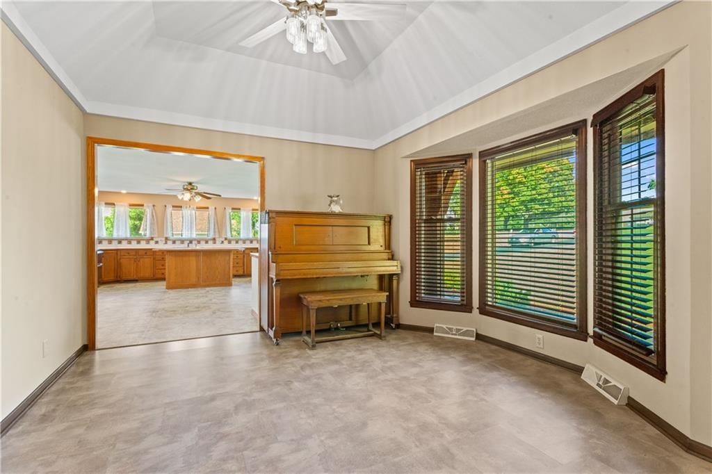 822 Dickinson Road — photo 40