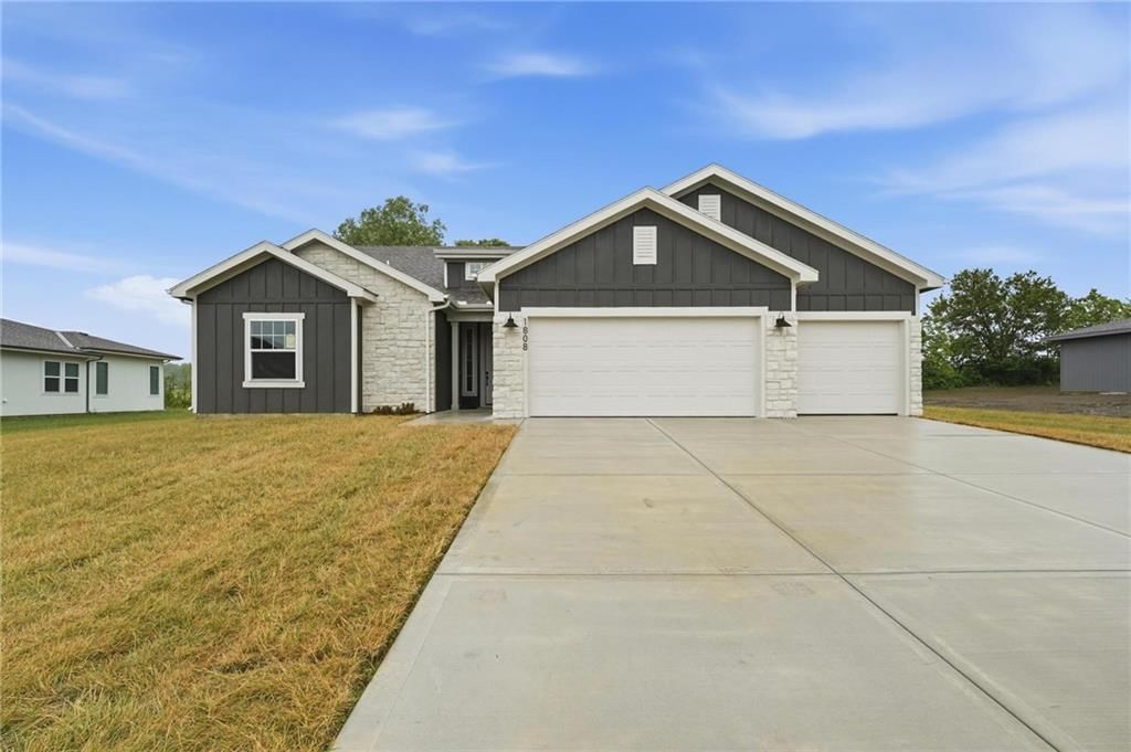 1808 Halls Creek Avenue — photo 2