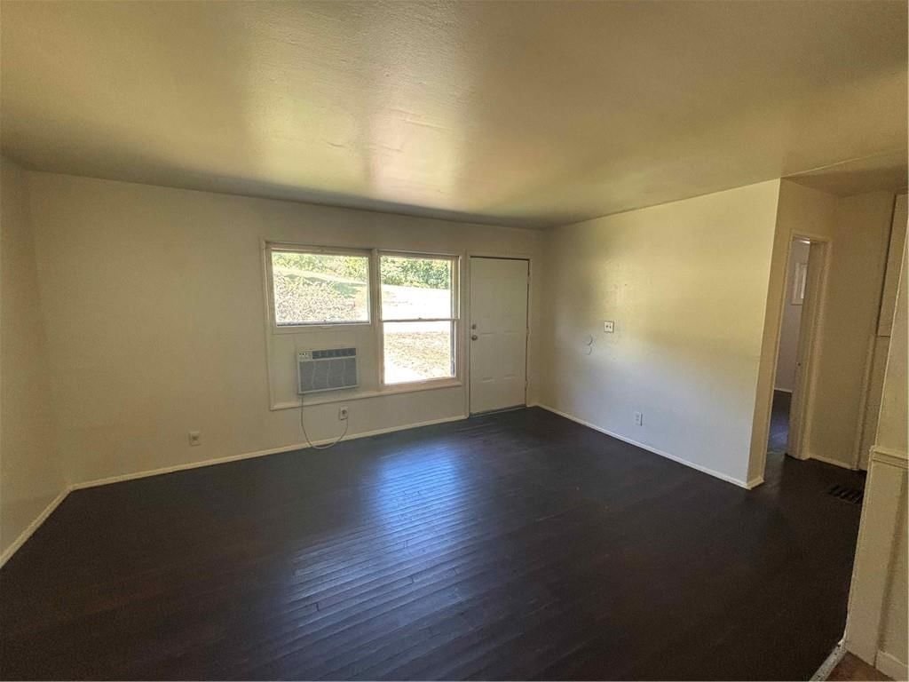 Photo 5 of 16 - 4127 Jackson Avenue