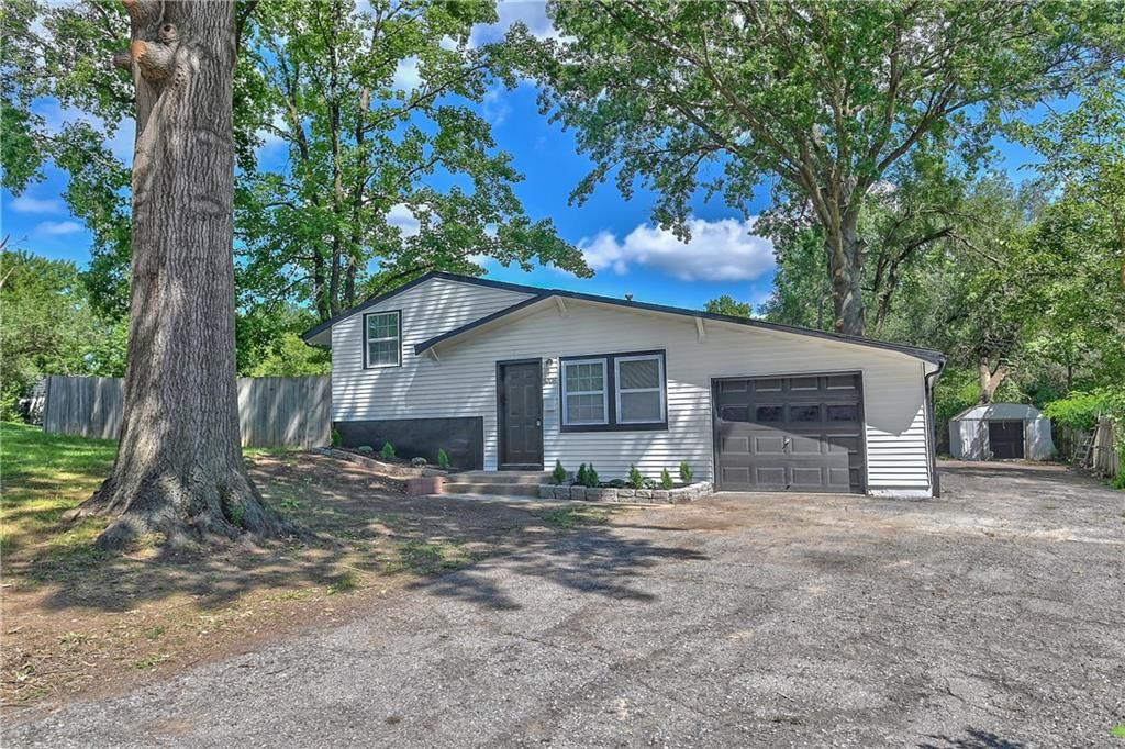 8208 E 114th Street, Kansas City, MO