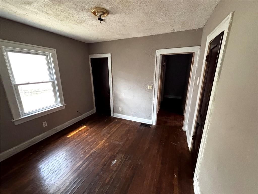 Photo 14 of 24 - 6031 E 14th Street