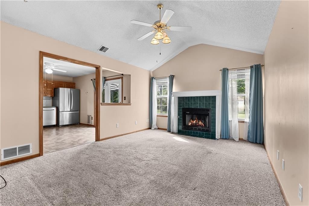 Photo 5 of 31 - 1213 DEAN Drive