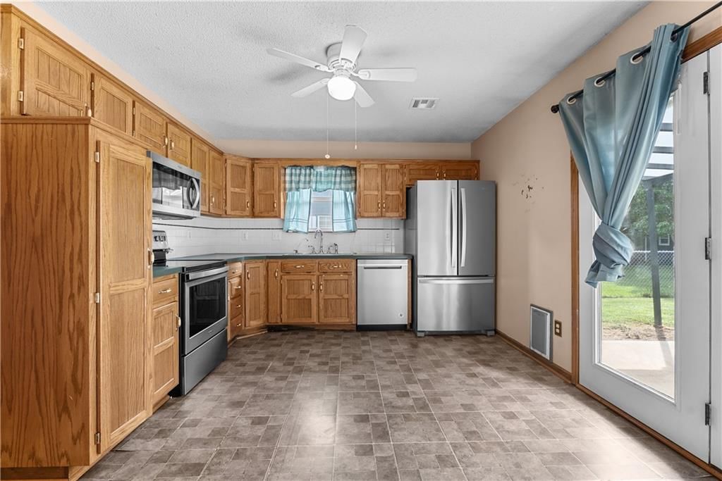 Photo 8 of 31 - 1213 DEAN Drive