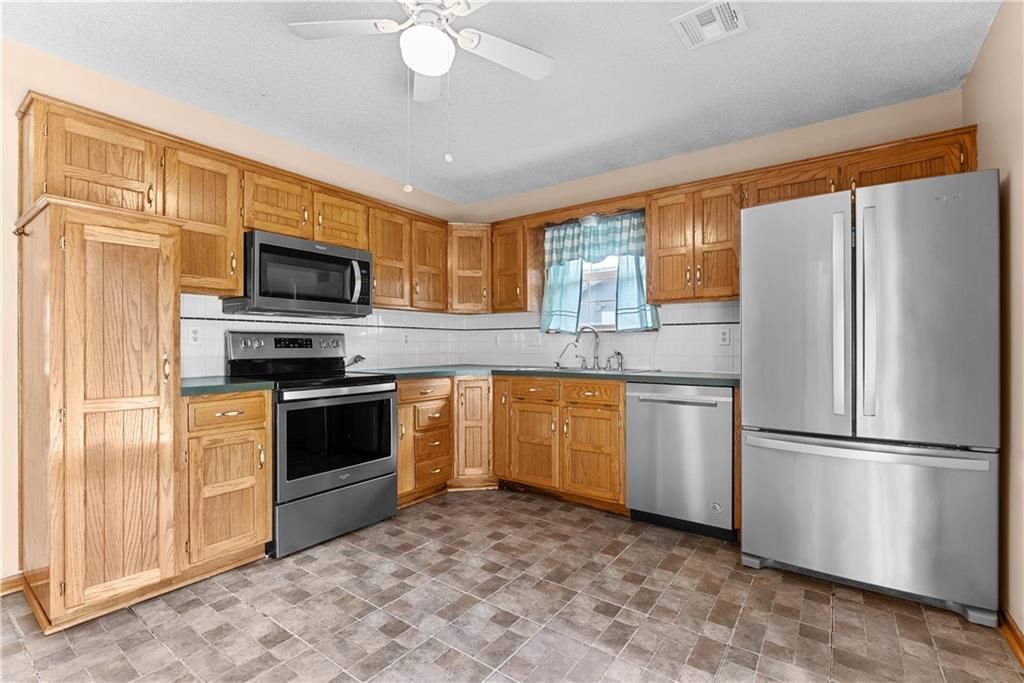Photo 9 of 31 - 1213 DEAN Drive