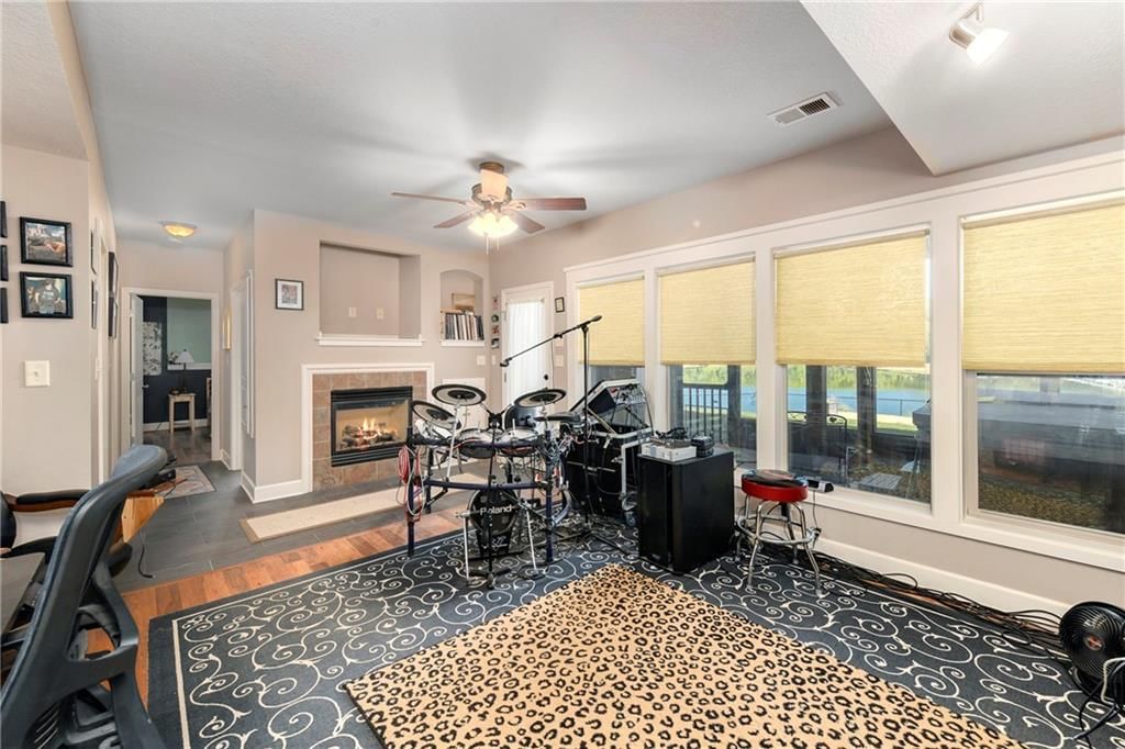 Photo 33 of 70 - 6925 Lakeshore Drive