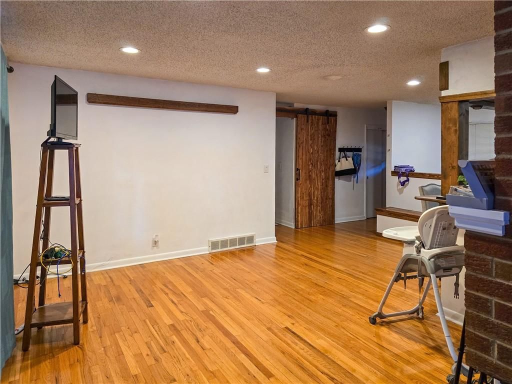 Photo 6 of 37 - 409 E 15th Street