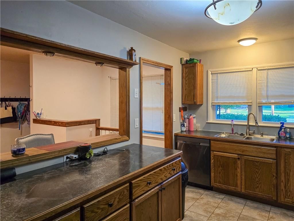 Photo 9 of 37 - 409 E 15th Street