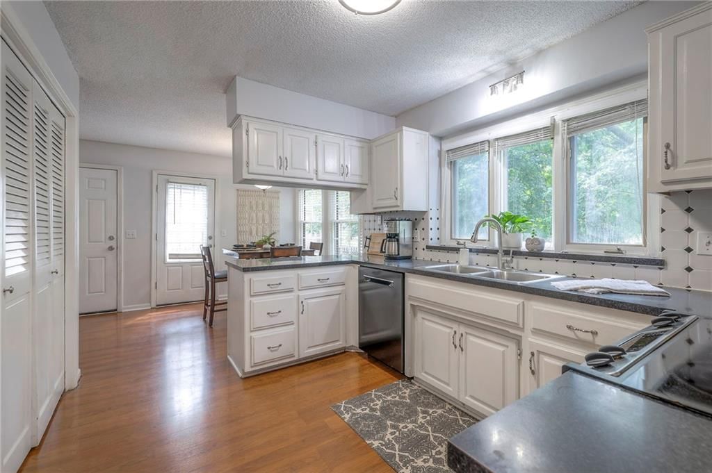 Photo 10 of 38 - 14445 Brentwood Drive