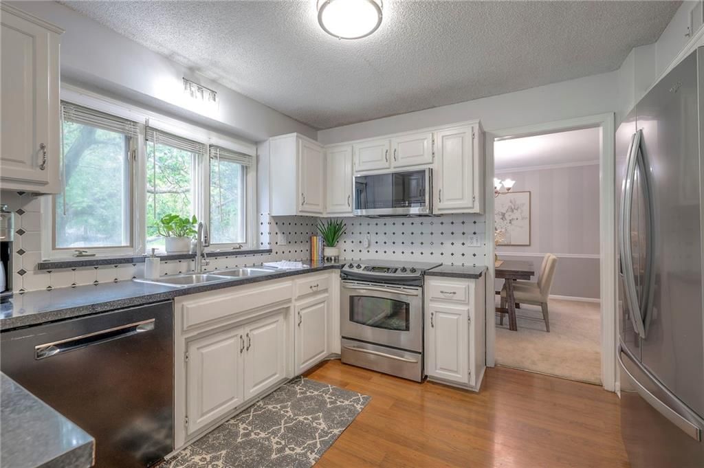 Photo 11 of 38 - 14445 Brentwood Drive