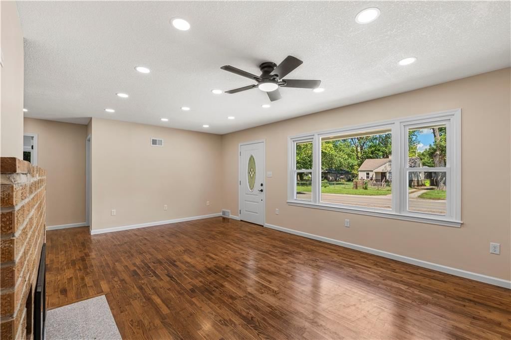 115 W Walnut Street — photo 8