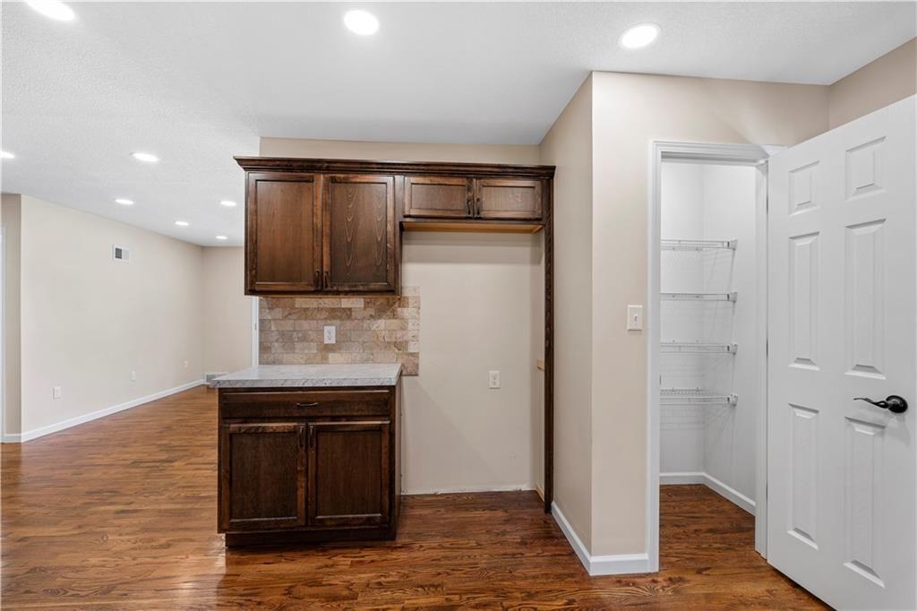 115 W Walnut Street — photo 15