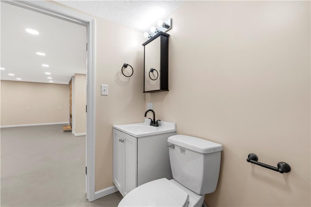 115 W Walnut Street — photo 37