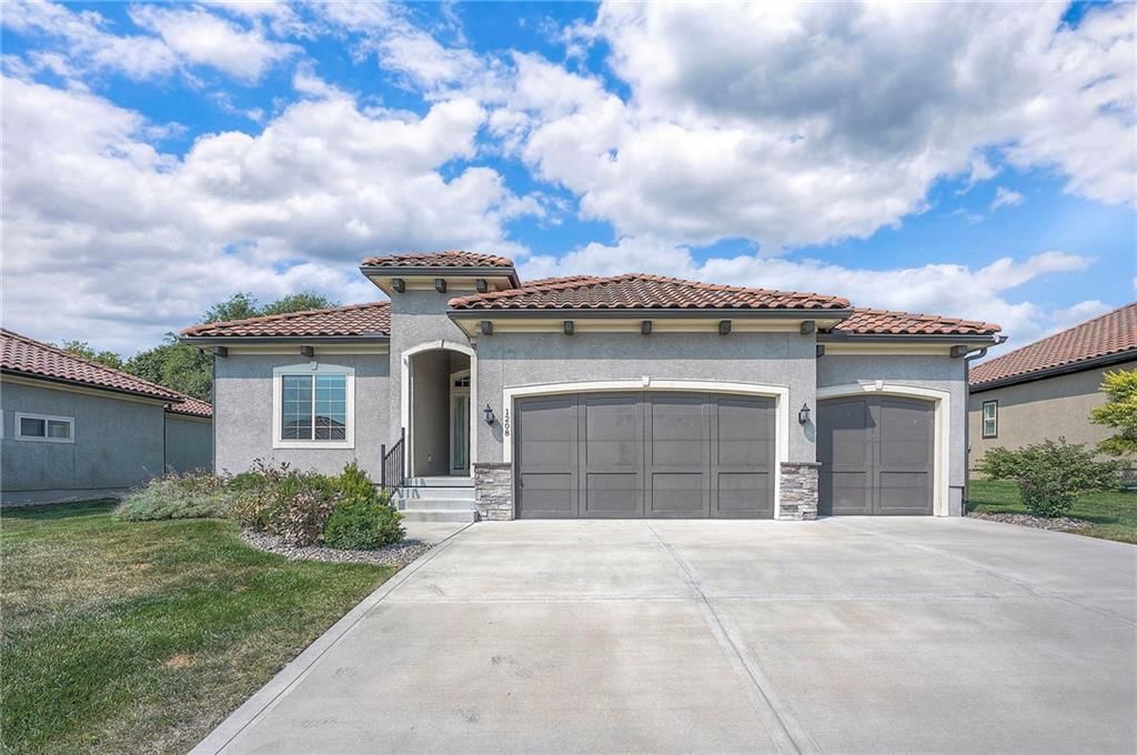 1208 SW Pebble Lane, Lee's Summit, MO