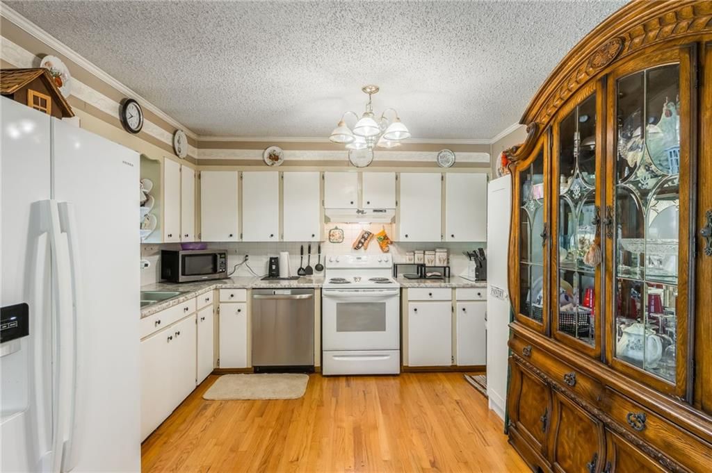 Photo 16 of 32 - 914 S 76th Street