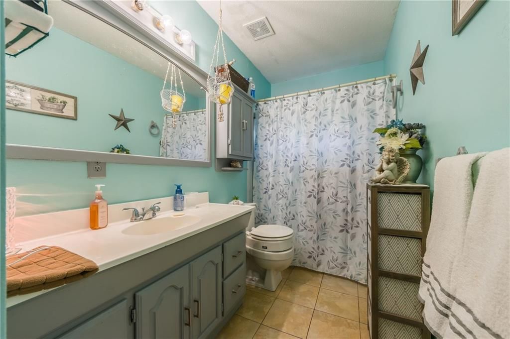 Photo 18 of 32 - 914 S 76th Street