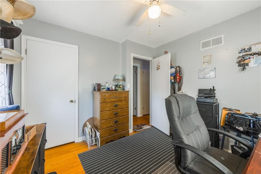 Photo 22 of 32 - 914 S 76th Street