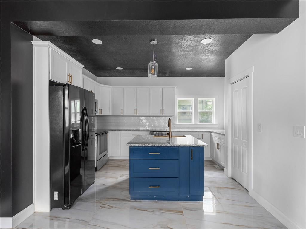 Photo 12 of 33 - 3901 Manheim Road