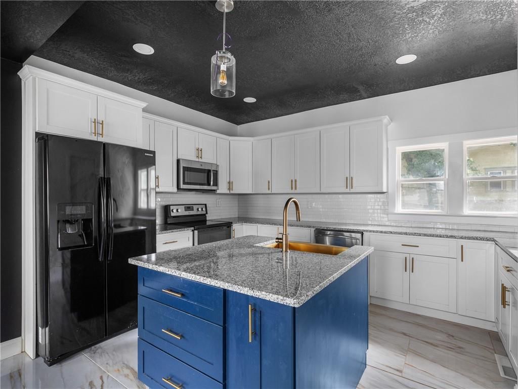 Photo 13 of 33 - 3901 Manheim Road