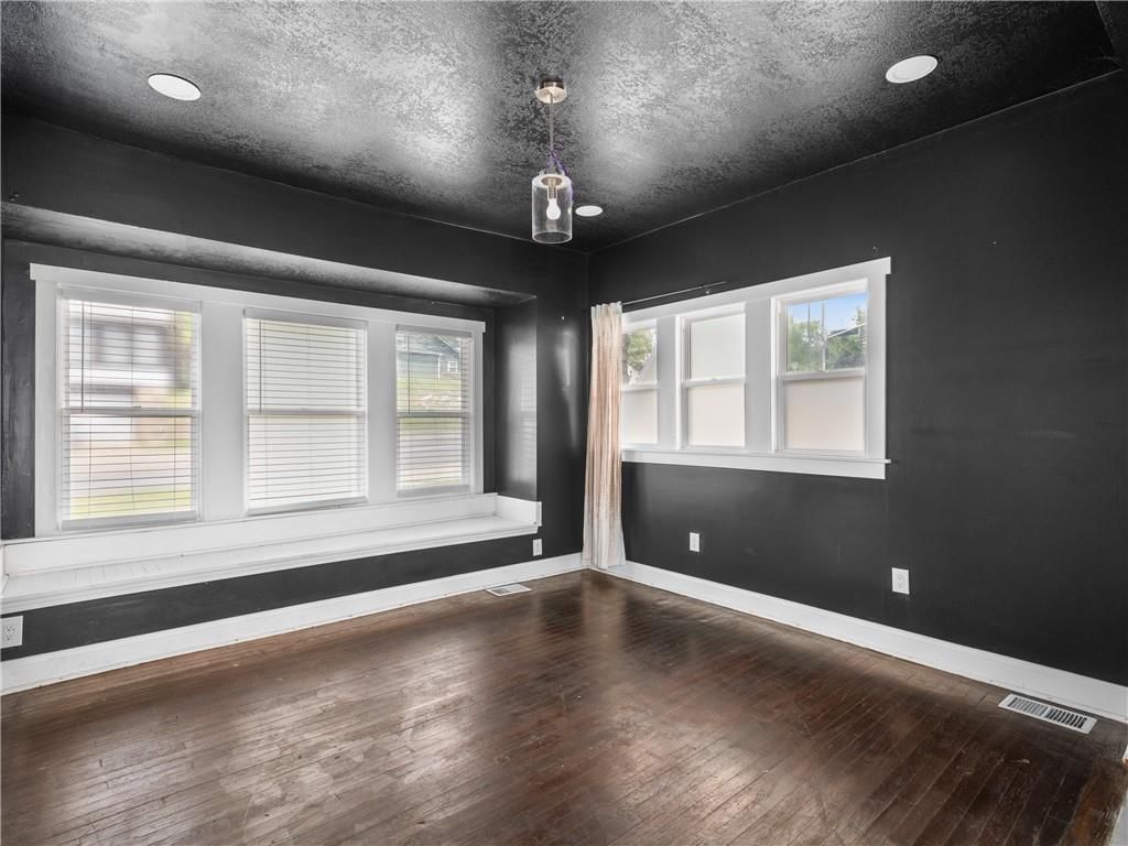 Photo 15 of 33 - 3901 Manheim Road