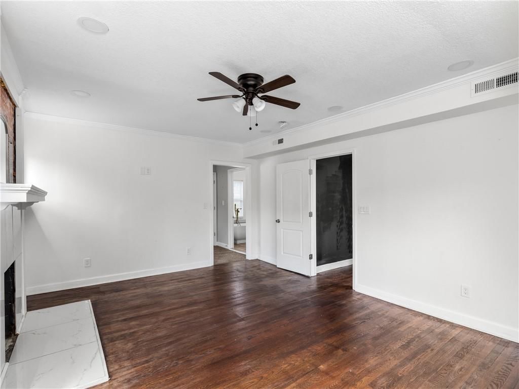 Photo 17 of 33 - 3901 Manheim Road