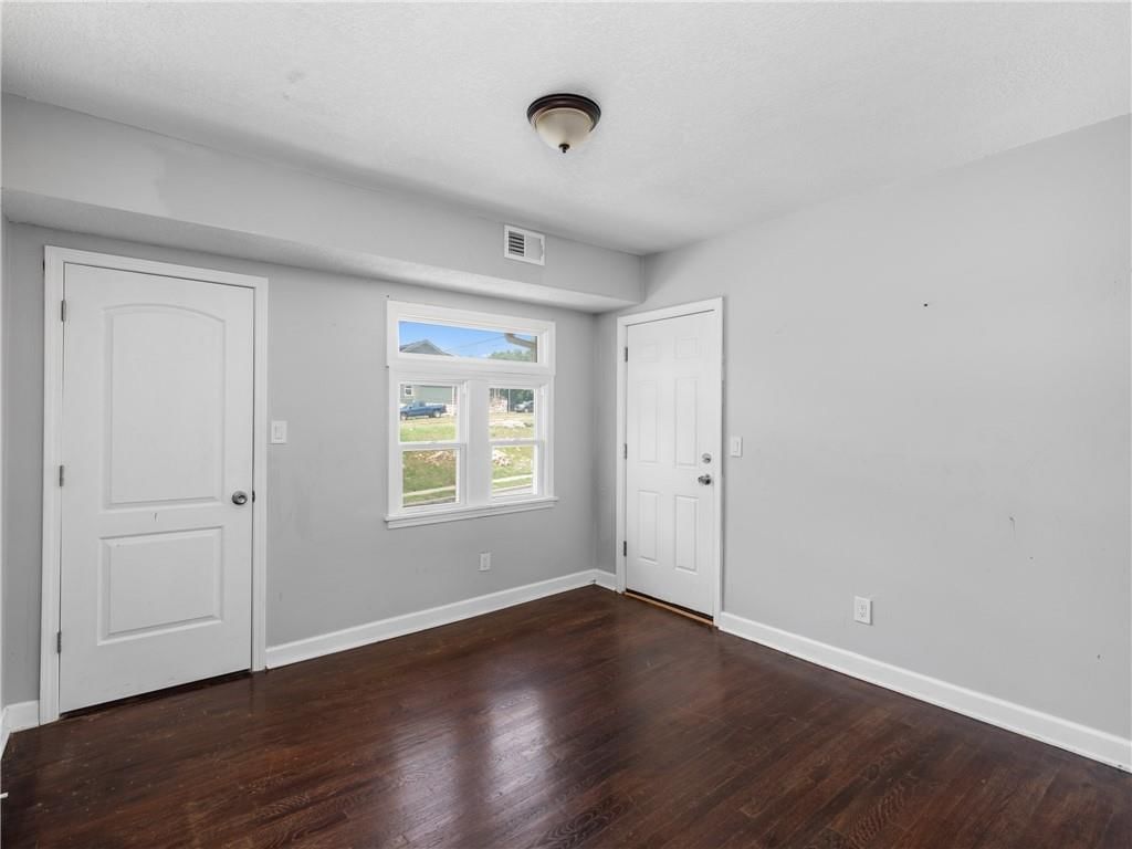 Photo 22 of 33 - 3901 Manheim Road