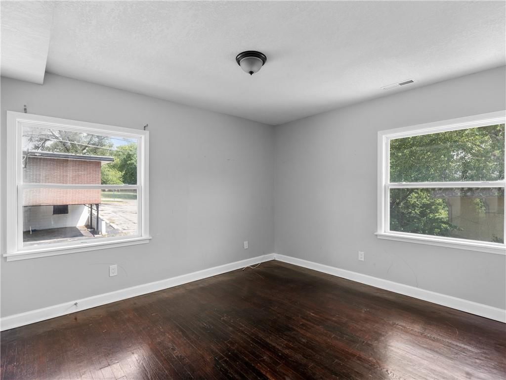 Photo 23 of 33 - 3901 Manheim Road