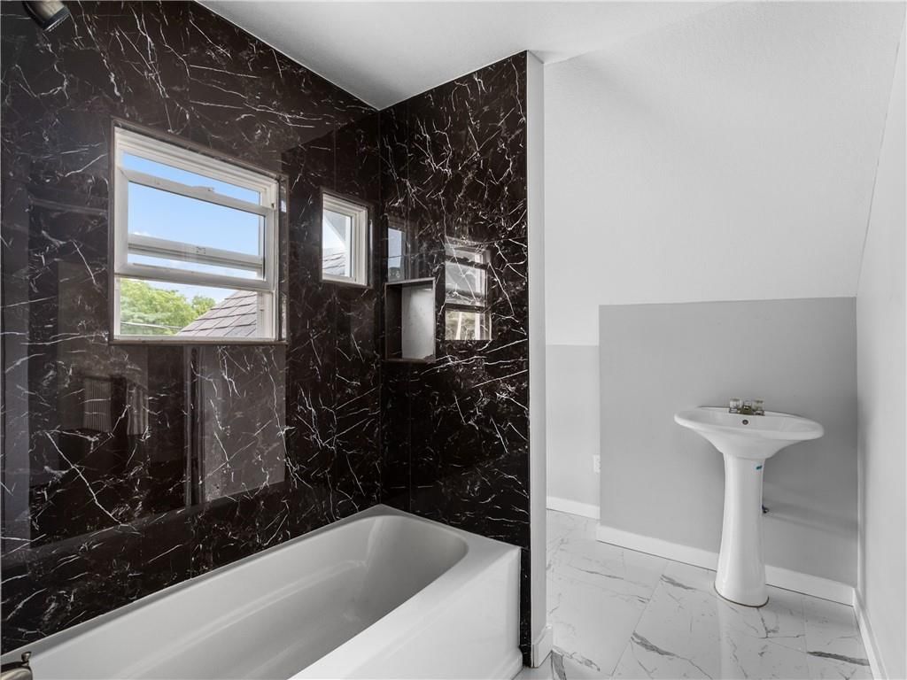 Photo 27 of 33 - 3901 Manheim Road